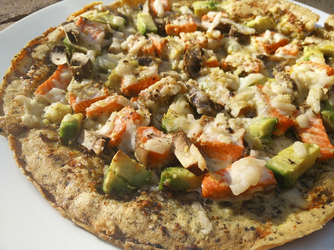 pizza salmon avocado